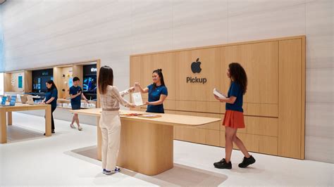 apple store 店頭受け取り 翌日、なぜか宇宙人が行列に並んでいた